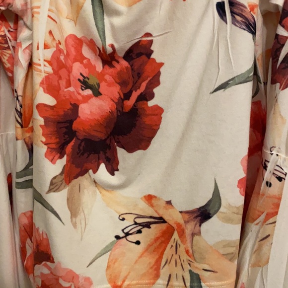 Floral off-shoulder top. Size XS. - Picture 4 of 4